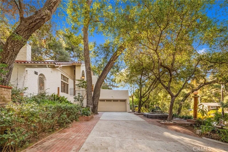 16 Hidden Valley Road