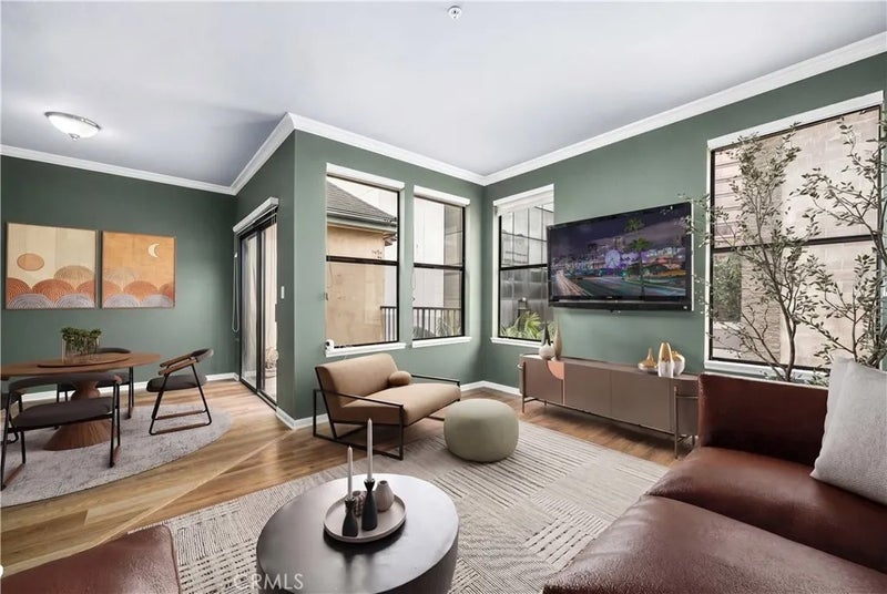 425 E Ocean 440