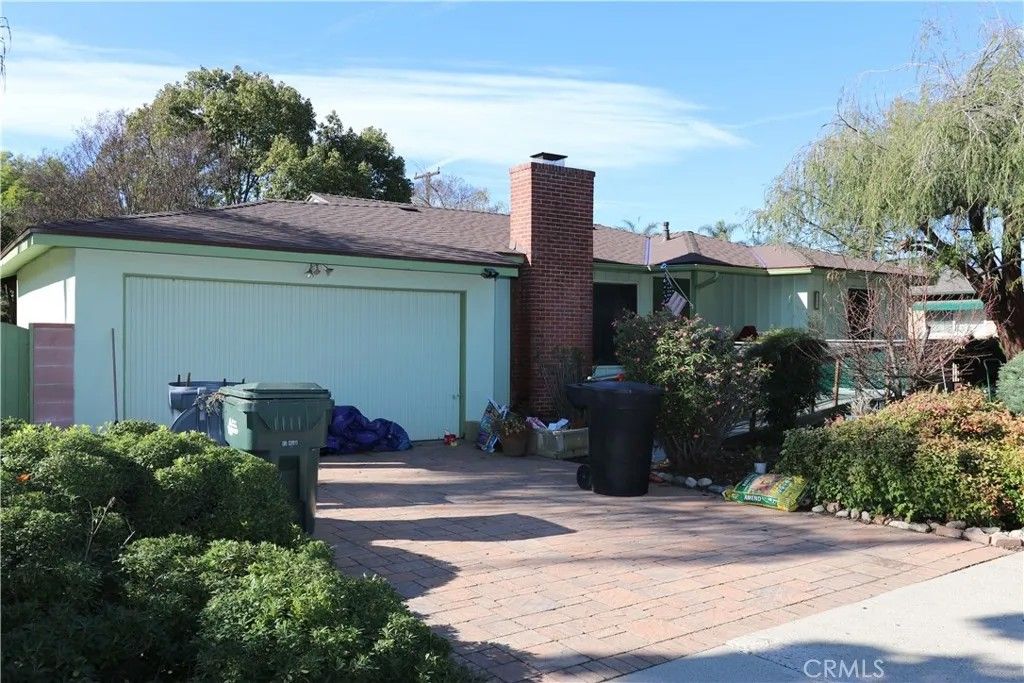 Photo of 567 S Aldenville Ave, Covina, CA 91723 (MLS # RS26006811)