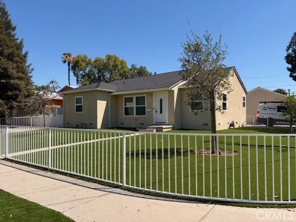 Photo of 6838 Amestoy Ave, Lake Balboa, CA 91406 (MLS # SR26076105)