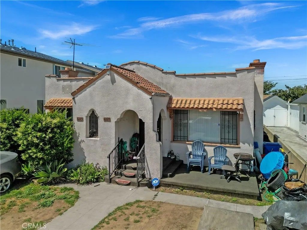 Photo of 4227 Walton Avenue, Los Angeles, CA 90037 (MLS # SR26085990)