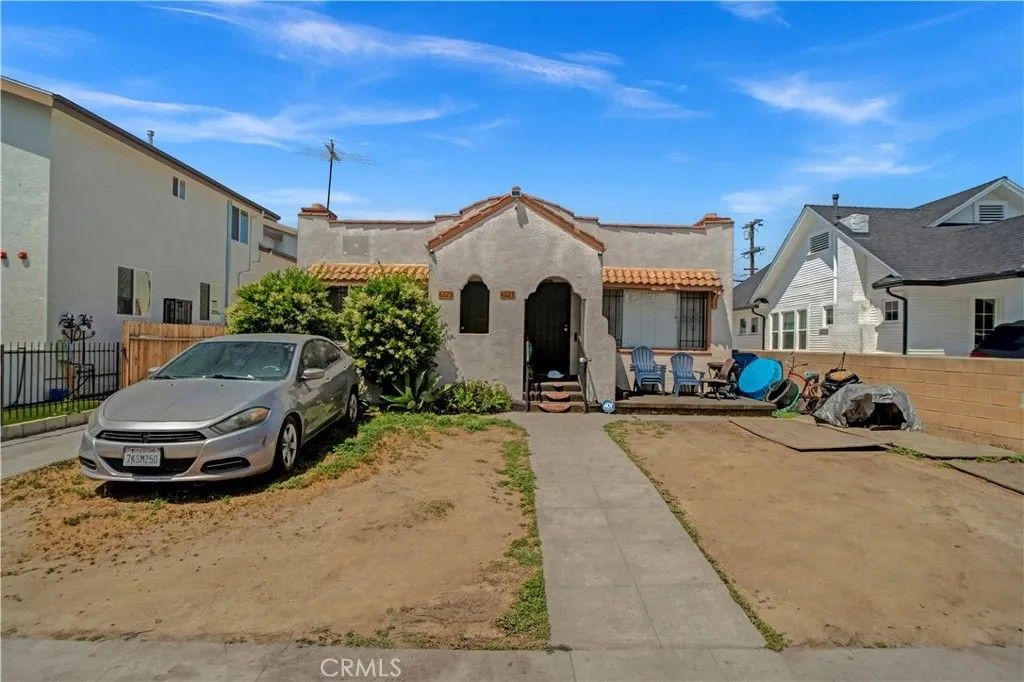 Photo of 4227 Walton Avenue, Los Angeles, CA 90037 (MLS # SR26085990)