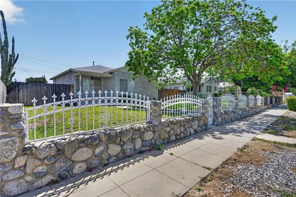 Photo of 822 Post St, Redlands, CA 92374 (MLS # IG26095625)