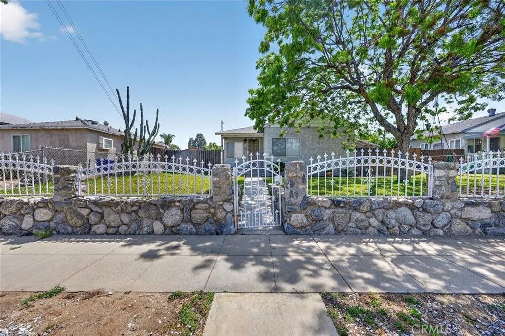 Photo of 822 Post St, Redlands, CA 92374 (MLS # IG26095625)