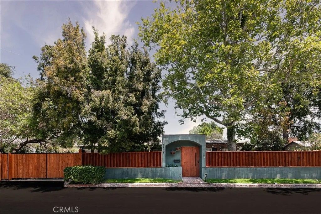 Photo of 5108 Strohm, North Hollywood, CA 91601 (MLS # GD26049650)