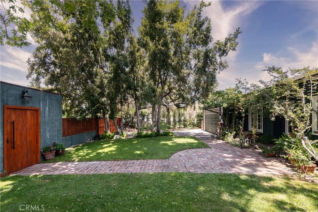 Photo of 5108 Strohm, North Hollywood, CA 91601 (MLS # GD26049650)