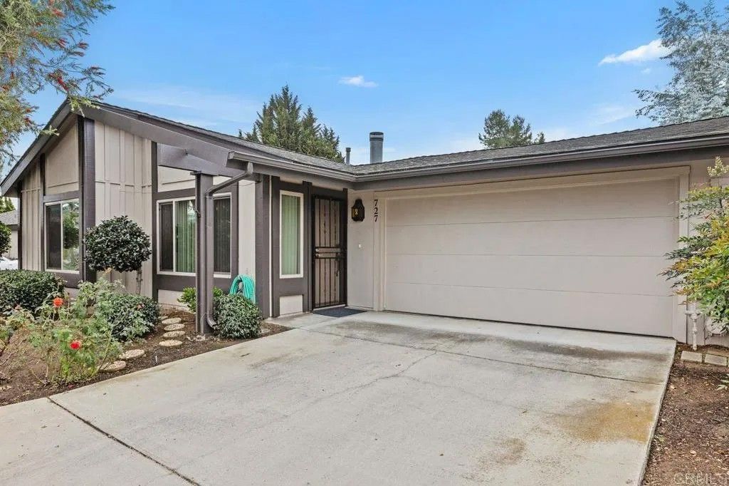 Photo of 727 Nob Circle, Vista, CA 92084 (MLS # NDP2601091)