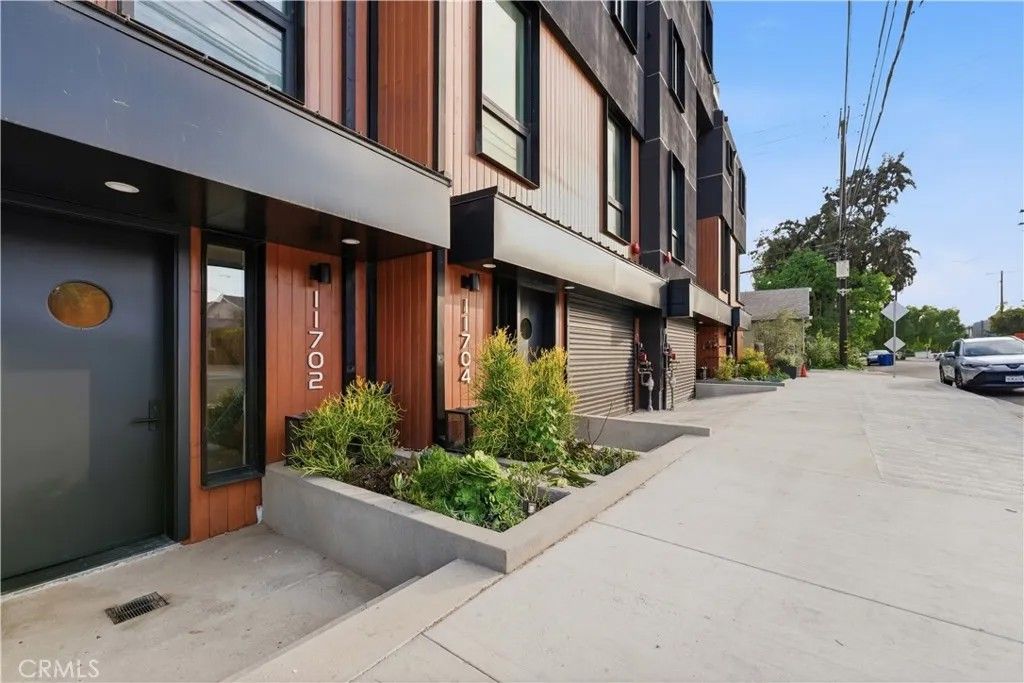 Photo of 11702 Charnock Road, Los Angeles, CA 90066 (MLS # LG26064690)