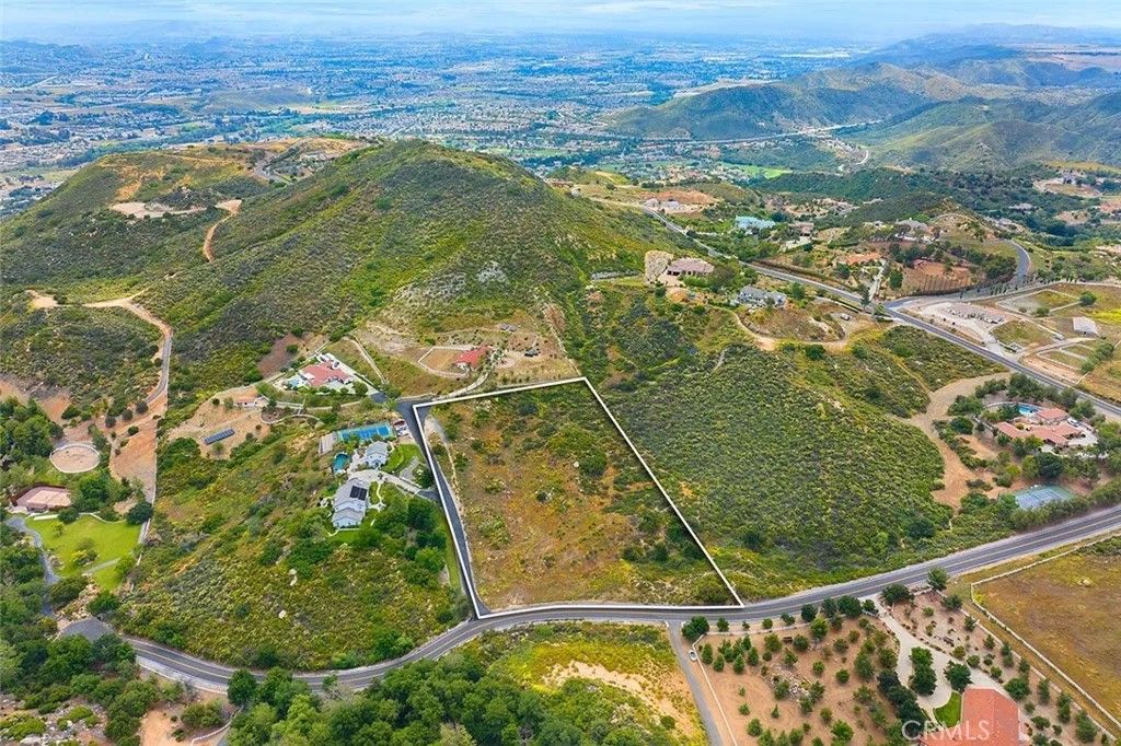 Photo of 2 Via Baya, Murrieta, CA 92562 (MLS # SW25185487)