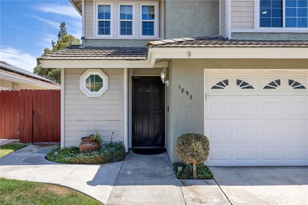 1893 Angeles Glen