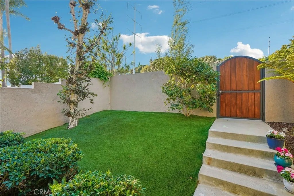 638 Rosecrans Avenue