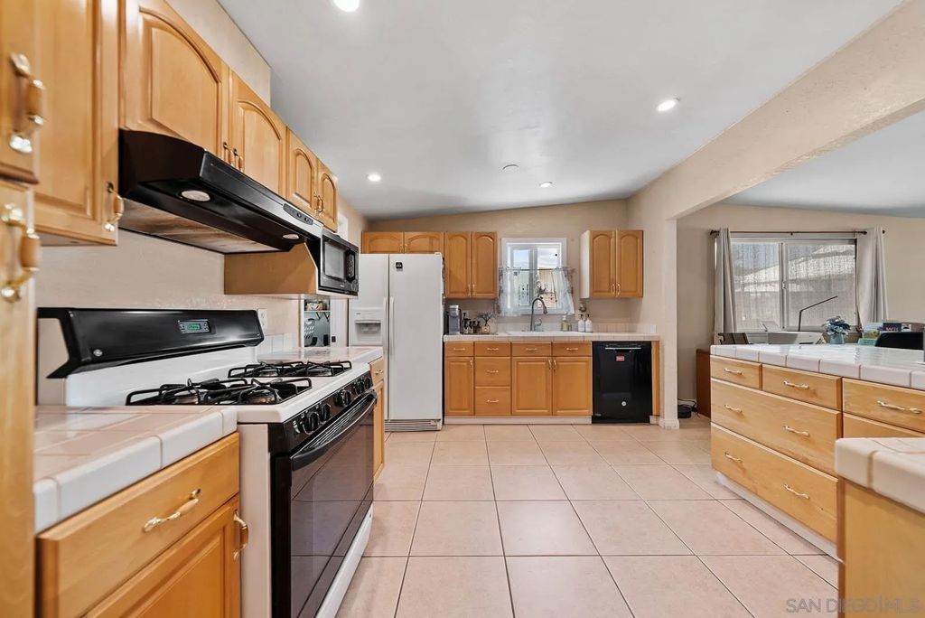 Photo of 718 Oneonta Ave, Imperial Beach, CA 91932 (MLS # 250040484)