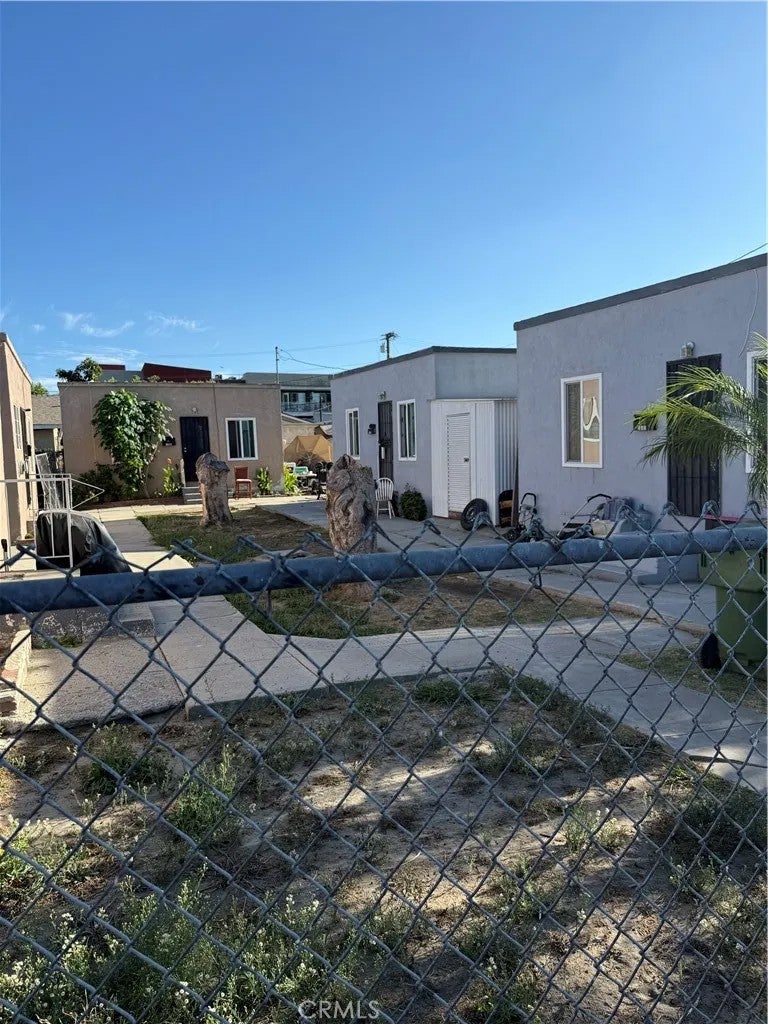 208 E Poplar