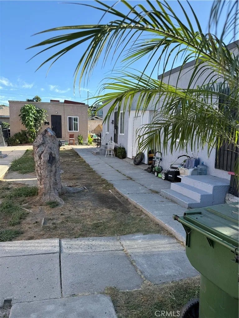 208 E Poplar