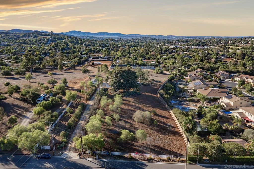 Photo of 2261 Edgehill Rd, Vista, CA 92084 (MLS # 250043204)