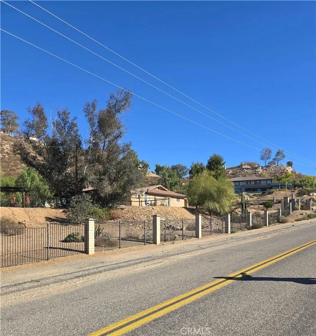 Photo of 28706002 Multiview, Perris, CA 92579 (MLS # SR25238725)