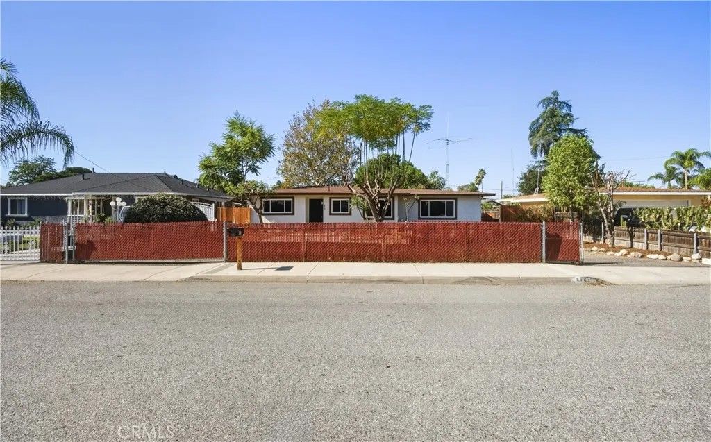 Photo of 618 S Estudillo Avenue, San Jacinto, CA 92583 (MLS # SW25260130)