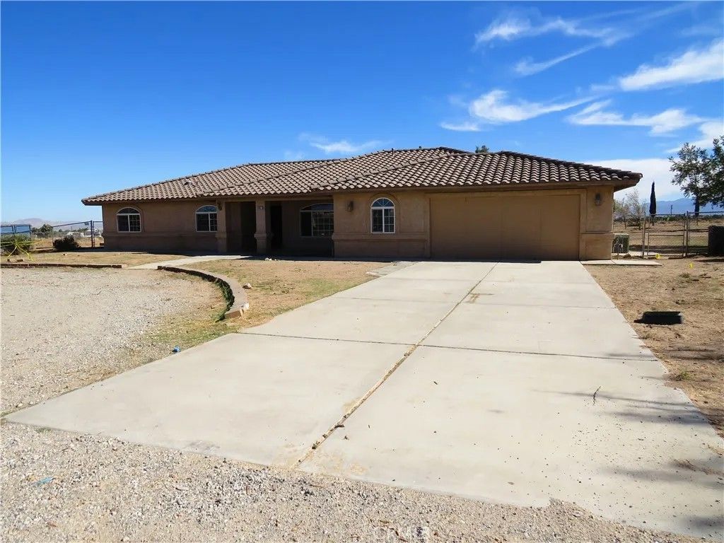 Photo of 9951 Arrowhead Rd, Phelan, CA 92371 (MLS # HD25261715)