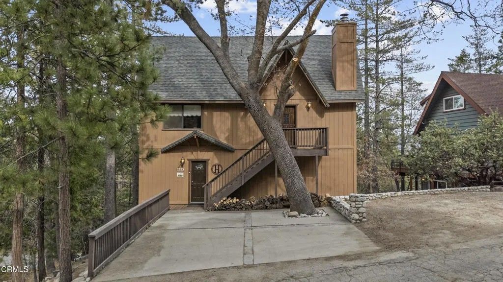 Photo of 864 Nadelhorn Drive, Lake Arrowhead, CA 92352 (MLS # V1-35895)
