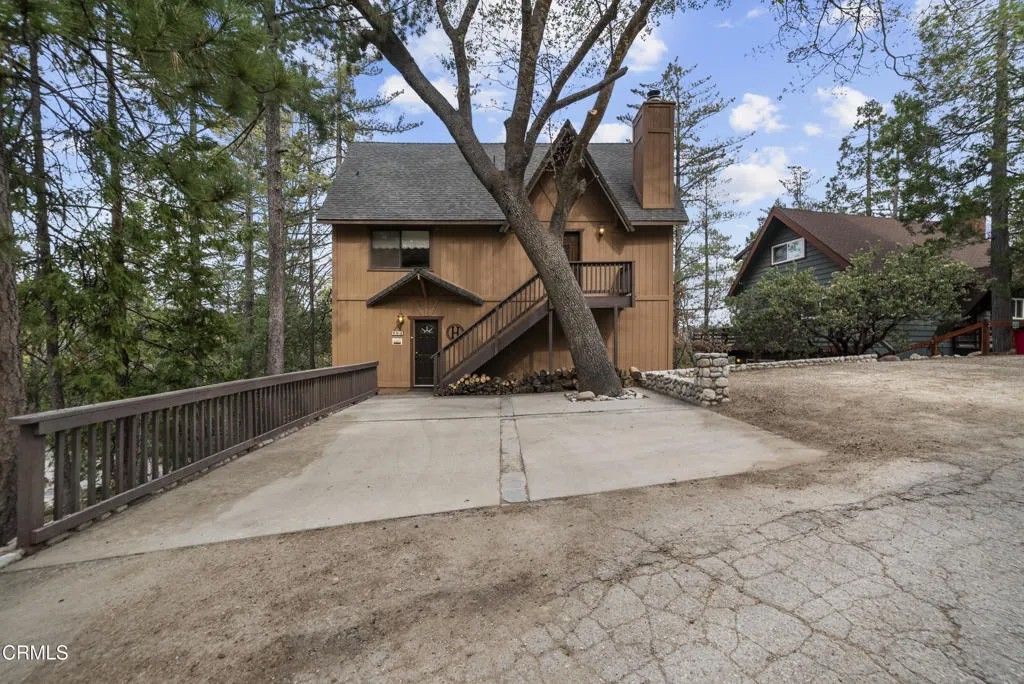 Photo of 864 Nadelhorn Drive, Lake Arrowhead, CA 92352 (MLS # V1-35895)