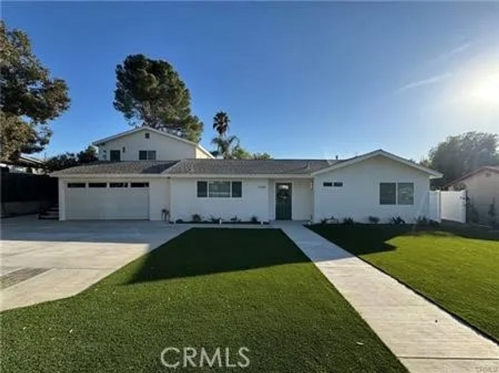 Photo of 1336 Calle Tulipan, Thousand Oaks, CA 91360 (MLS # BB26047211)