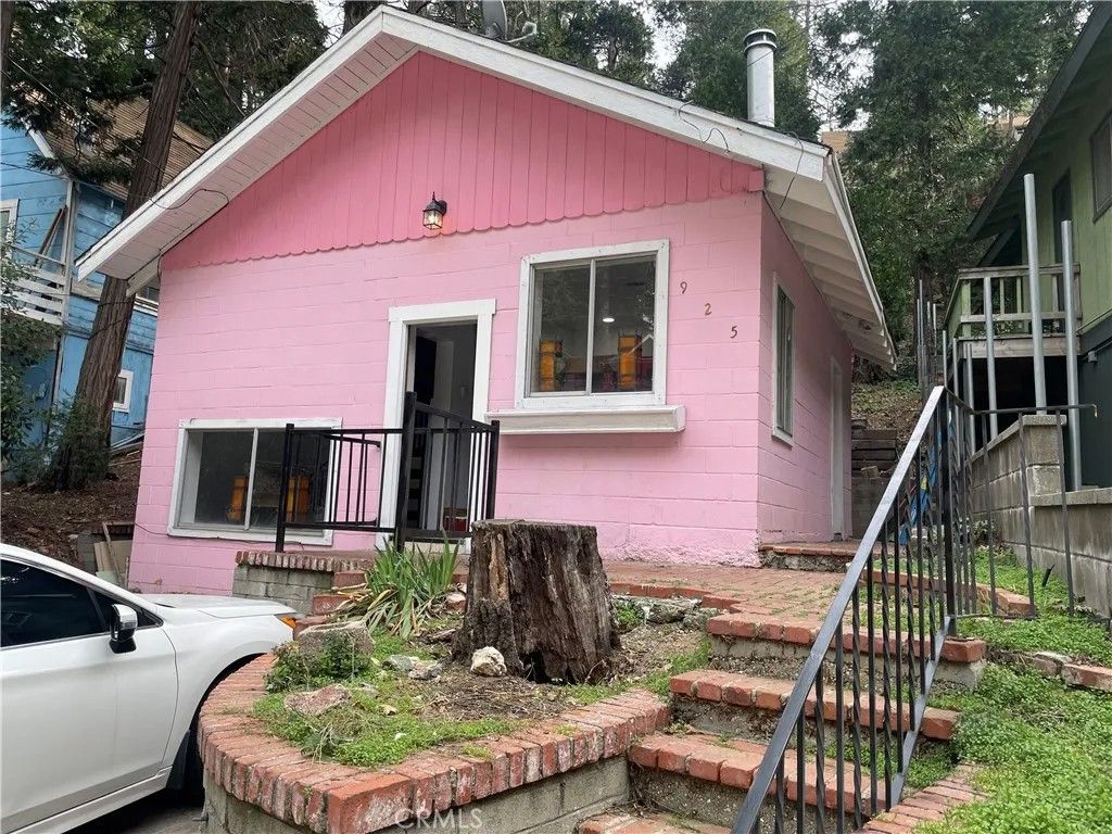 Photo of 925 Fern Dr, Crestline, CA 92325 (MLS # IG26017921)