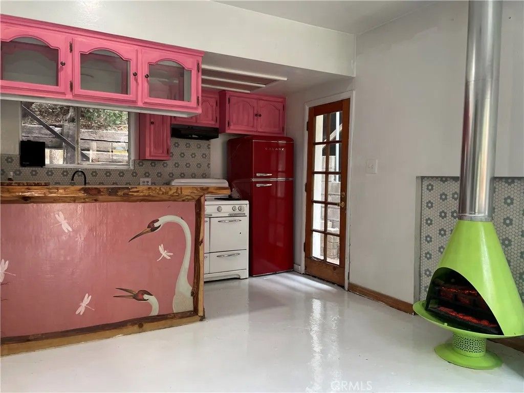 Photo of 925 Fern Dr, Crestline, CA 92325 (MLS # IG26017921)