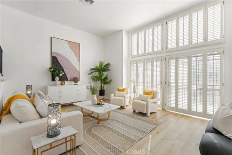 Photo of 925 W College St, Los Angeles, CA 90012 (MLS # CV25245053)