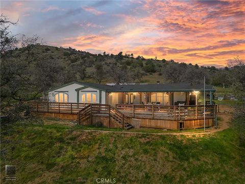 Photo of 42100 Buckeye St, Caliente, CA 93518 (MLS # NS26031361)