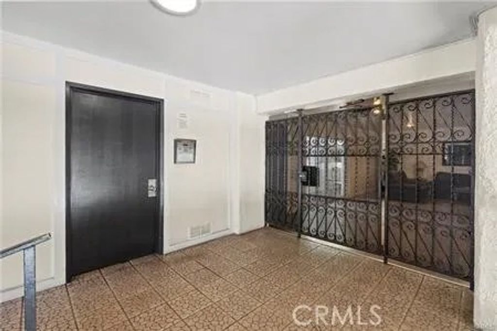 Photo of 5412 Lindley #110, Encino, CA 91316 (MLS # SR25272667)