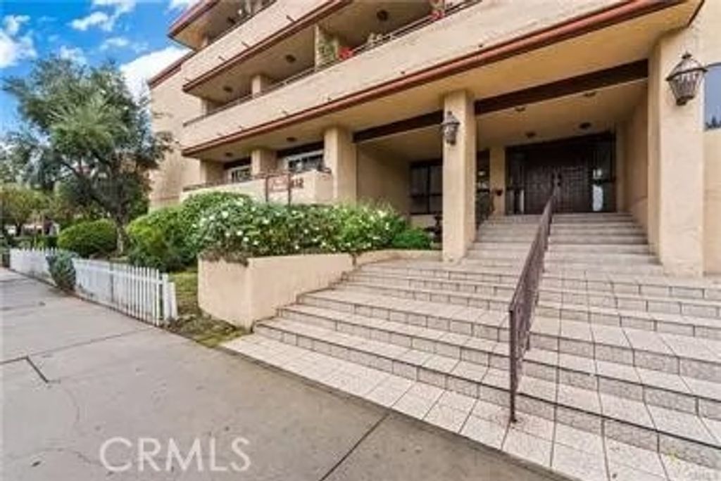 Photo of 5412 Lindley #110, Encino, CA 91316 (MLS # SR25272667)