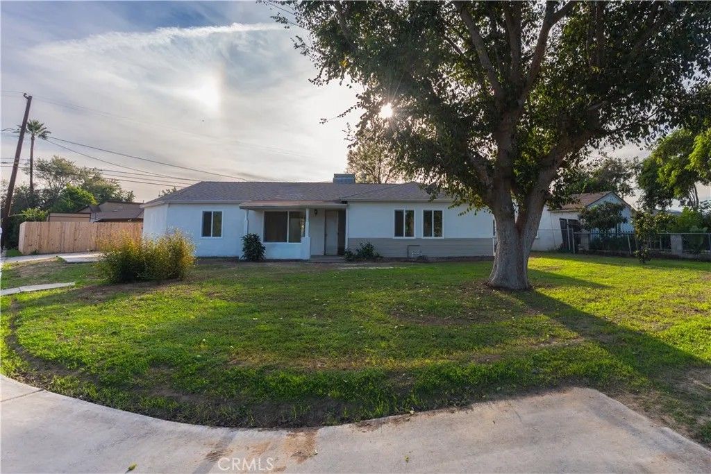 Photo of 8326 Greenpoint Ave, Riverside, CA 92503 (MLS # DW25274006)