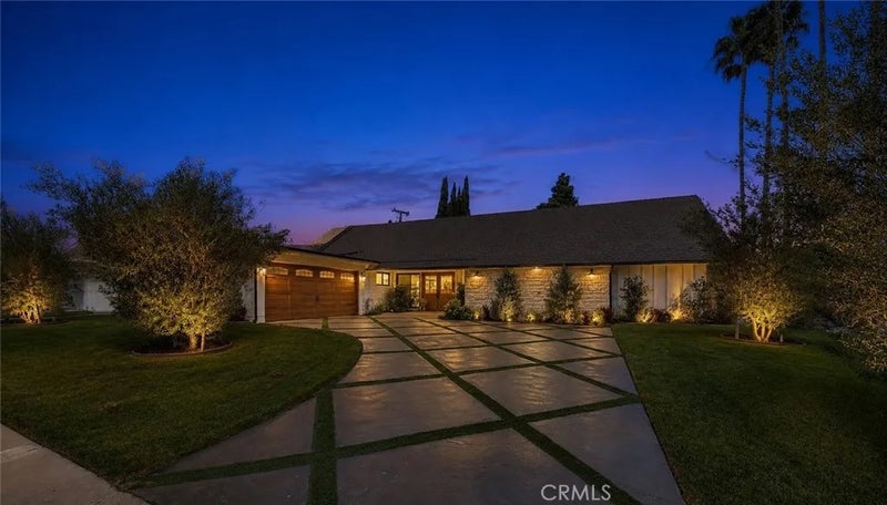3031 E Elgin