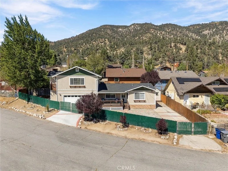 6537 Lakewood Drive
