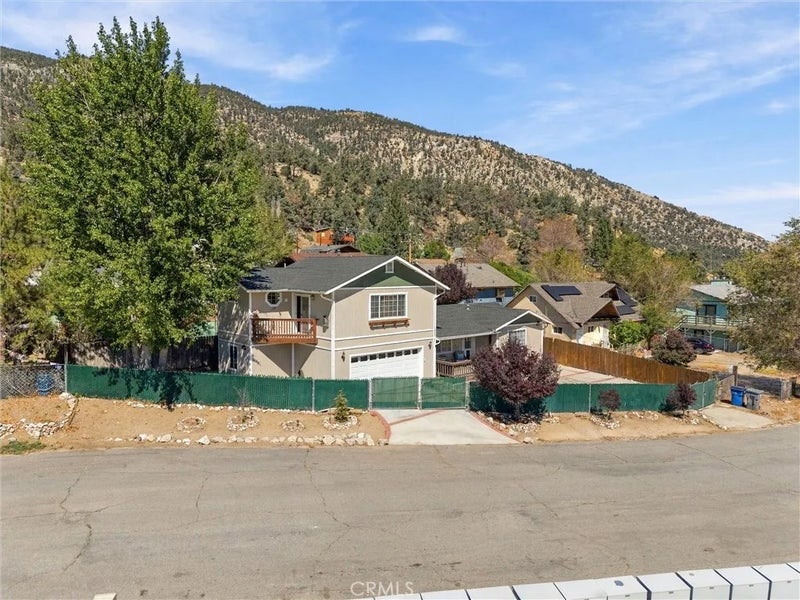 6537 Lakewood Drive