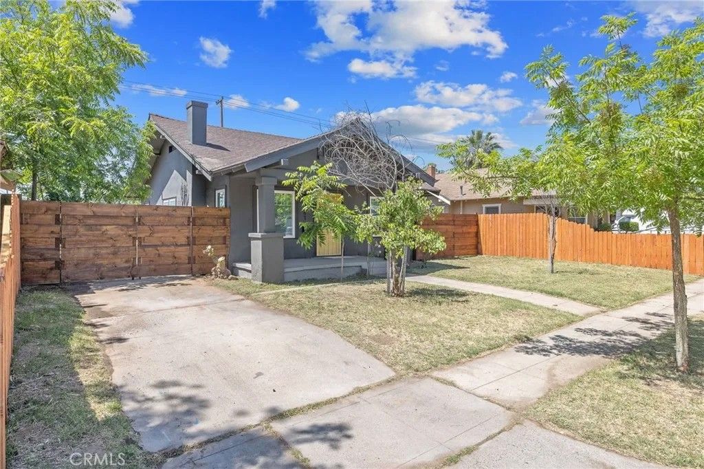 Photo of 1247 N Ferger Avenue, Fresno, CA 93728 (MLS # FR26085589)