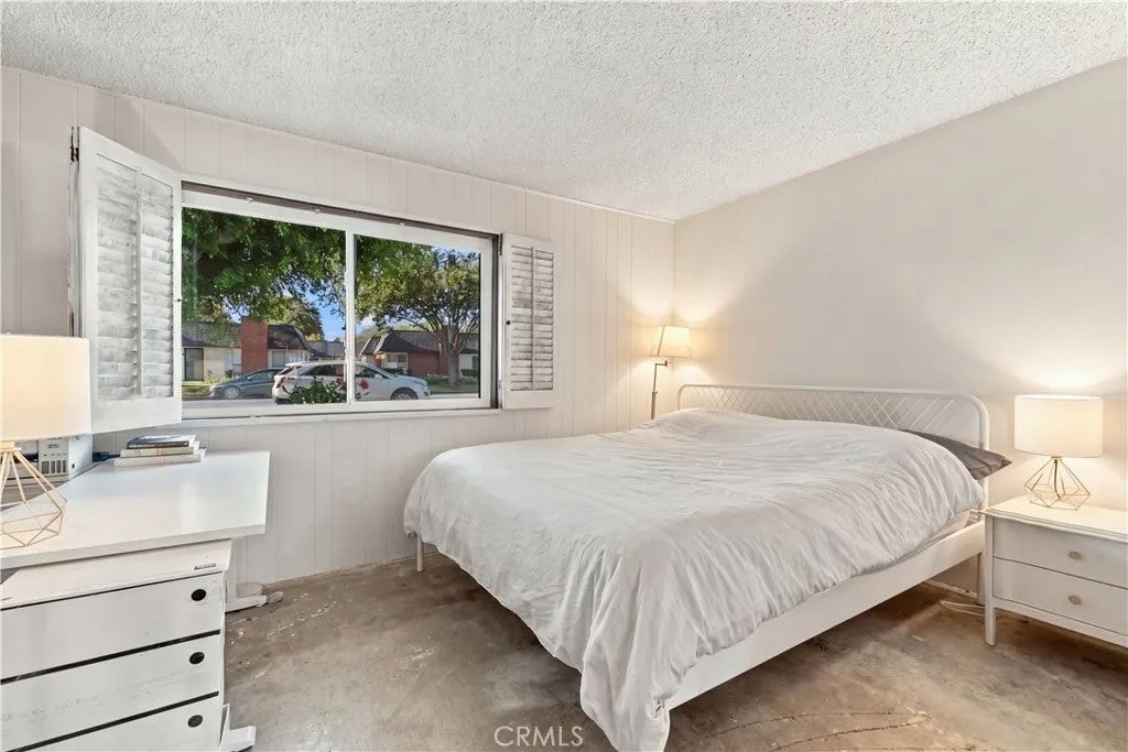 1340 Victoria J