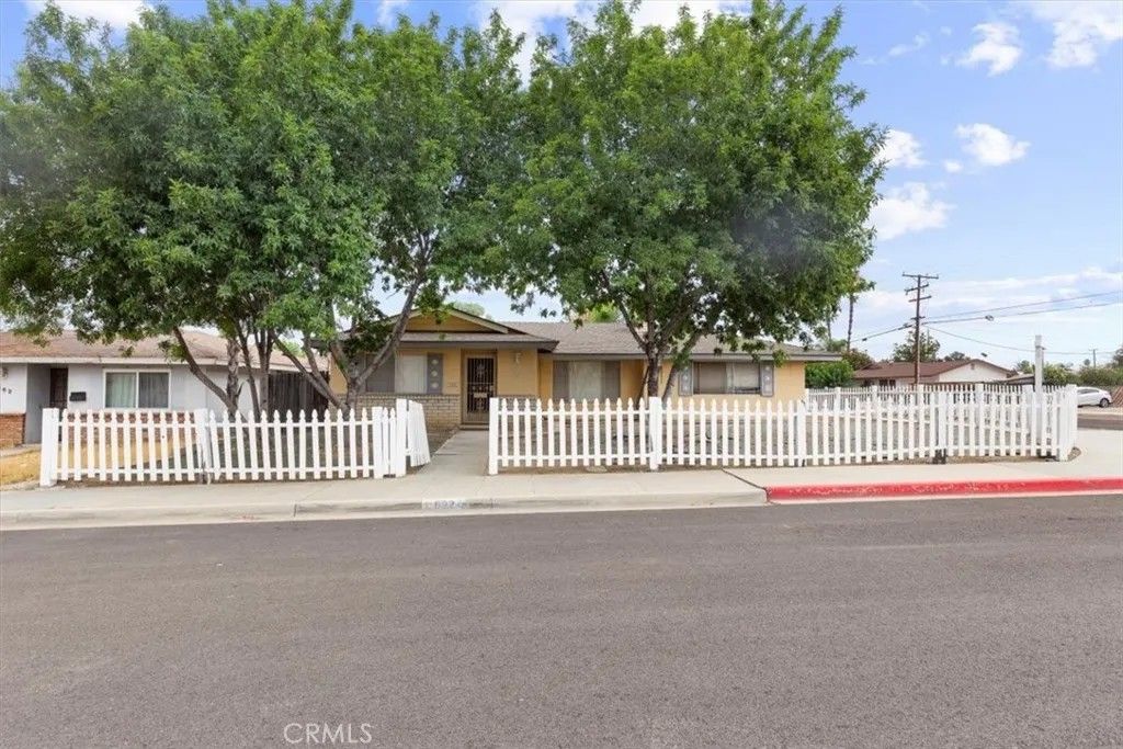 Photo of 892 Margaret Ave, Hemet, CA 92543 (MLS # SW26028301)