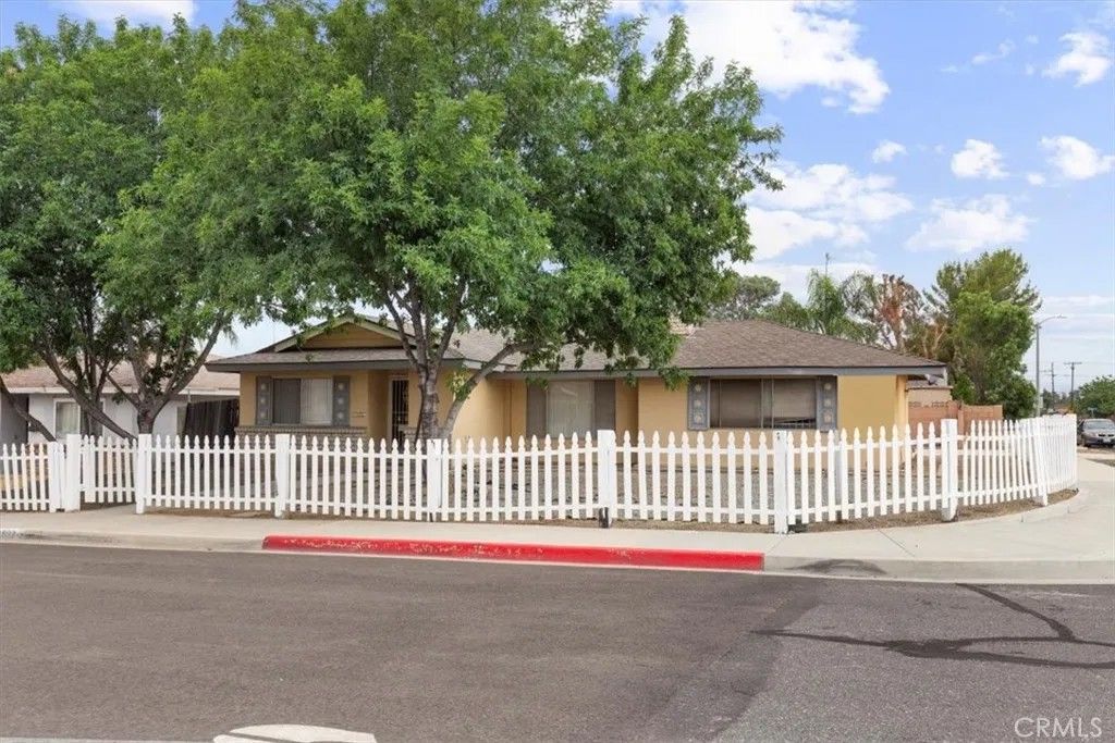 Photo of 892 Margaret Ave, Hemet, CA 92543 (MLS # SW26028301)