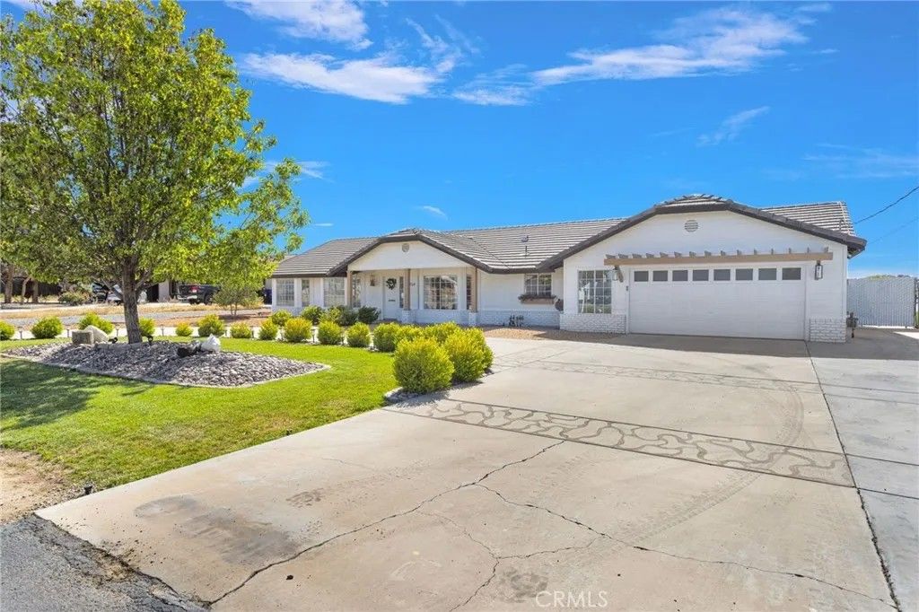 Photo of 15454 Tuscola Rd, Apple Valley, CA 92307 (MLS # HD26084373)