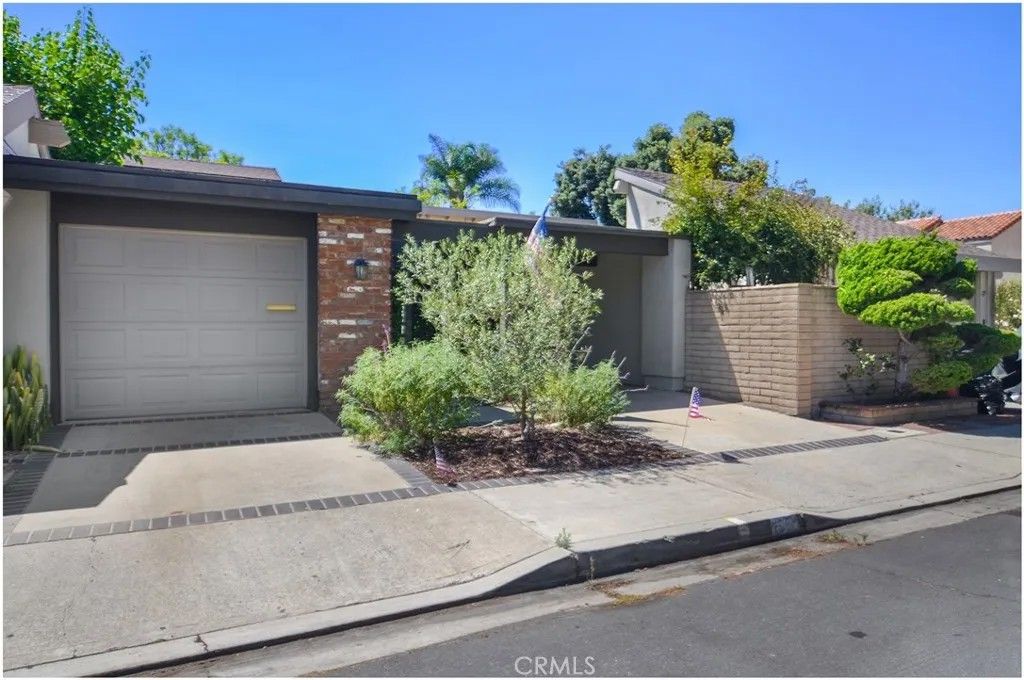 Photo of 55 Oak Tree Ln, Irvine, CA 92612 (MLS # OC25259805)