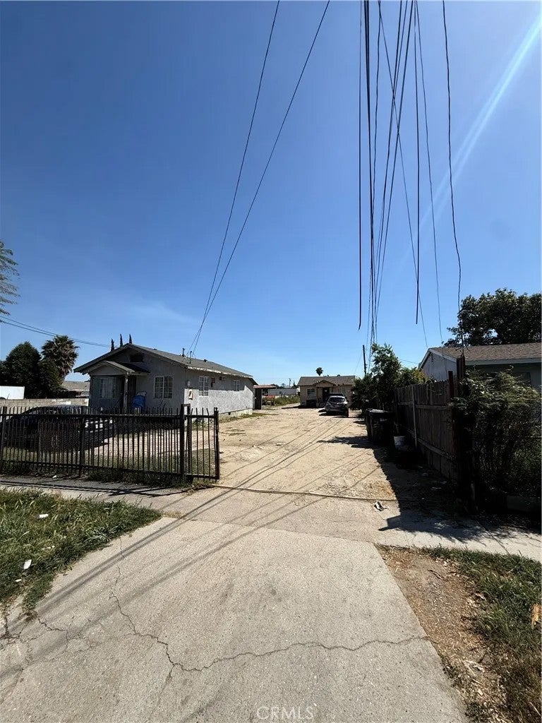 2402 E 126th