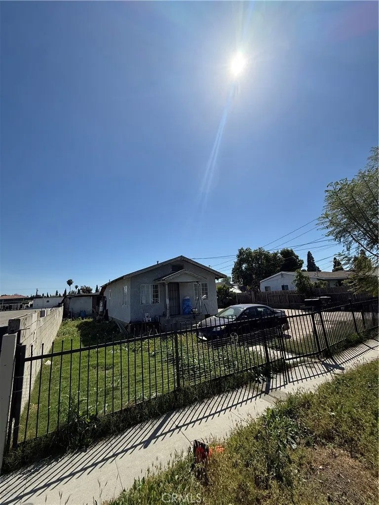 2402 E 126th
