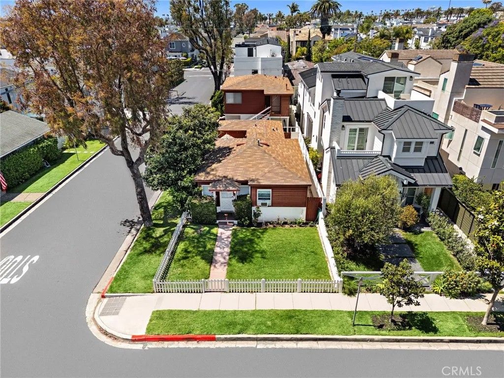 Photo of 501 Poinsettia Avenue, Corona Del Mar, CA 92625 (MLS # NP26094654)