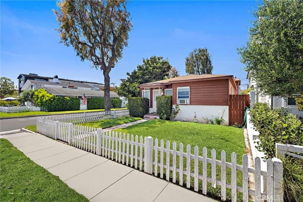 Photo of 501 Poinsettia Avenue, Corona Del Mar, CA 92625 (MLS # NP26094654)