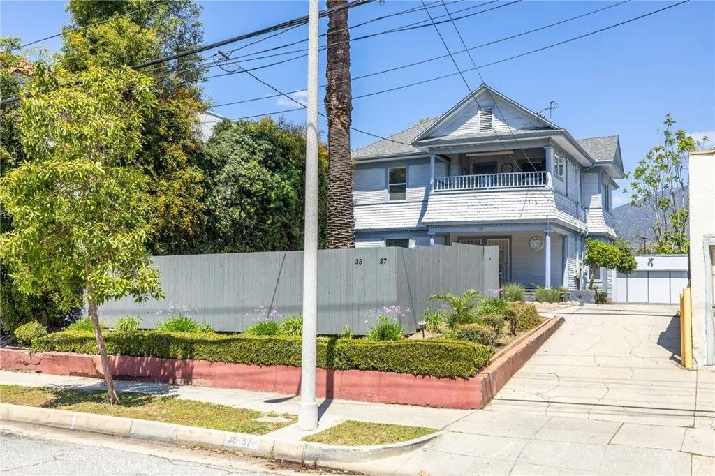 Photo of 35 E Montana St, Pasadena, CA 91103 (MLS # GD26076753)