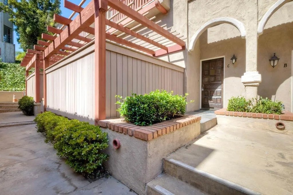 2569 Navarra Dr C