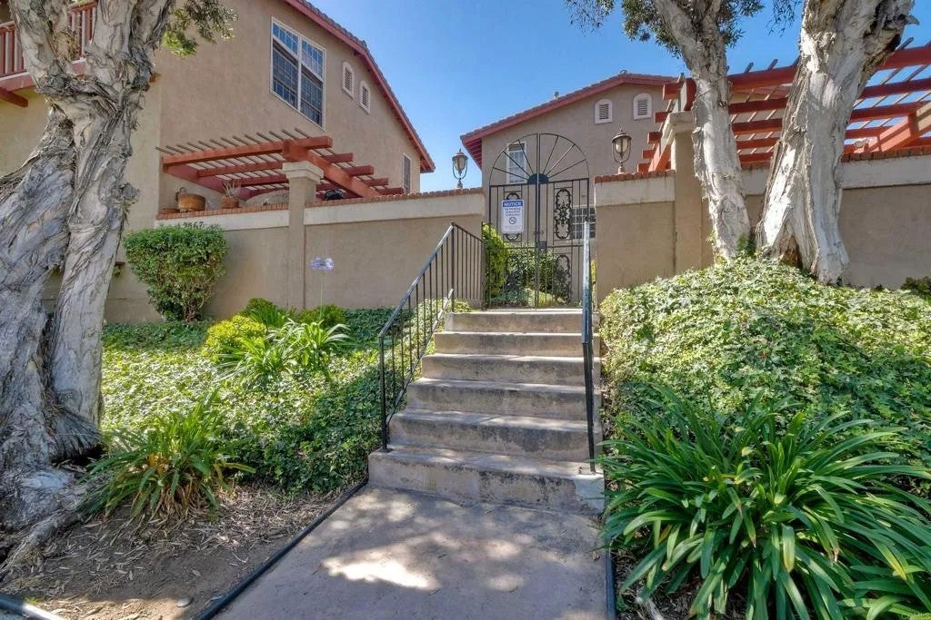 2569 Navarra Dr C
