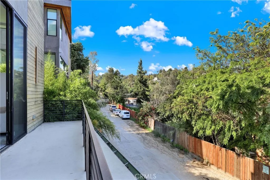 3949 Glenalbyn Drive
