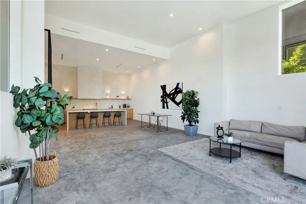 3949 Glenalbyn Drive